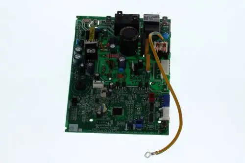 BOSCH Leiterplatte mit verschiedenen elektrischen Komponenten, darunter Kondensatoren, Widerstände und ein Prozessor, auf grünem Trägermaterial.